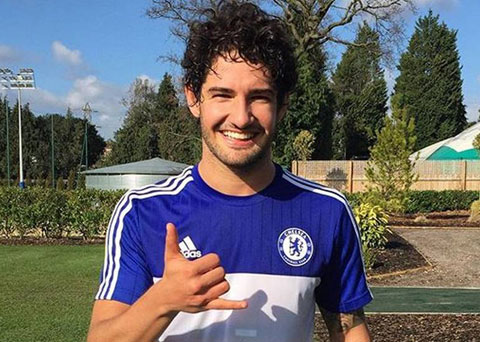 Pato háo hức được ra sân thi đấu cho Chelsea