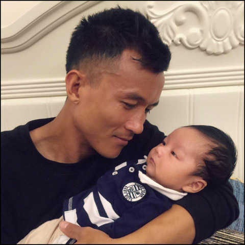 Tiến Thành và cậu con trai Gia Bao mới được hơn 1 tháng tuổi - Ảnh: FBNV