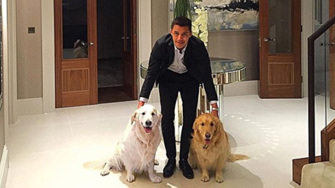 Muôn vẻ chuyện bồ và... cún của Messi, Sanchez & Oezil
