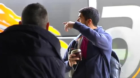 Suarez bị chặn lại ở sân bay vì quên hộ chiếu