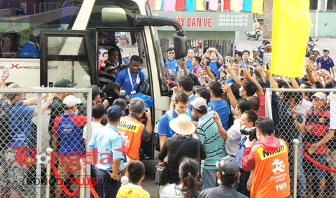 Ramires và đồng đội được chào đón nồng nhiệt ở sân Gò Đậu