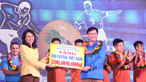 ĐT Futsal Việt Nam giao lưu với NHM sau kỳ tích World Cup