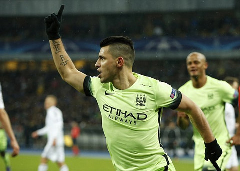 Aguero ăn mừng bàn thắng