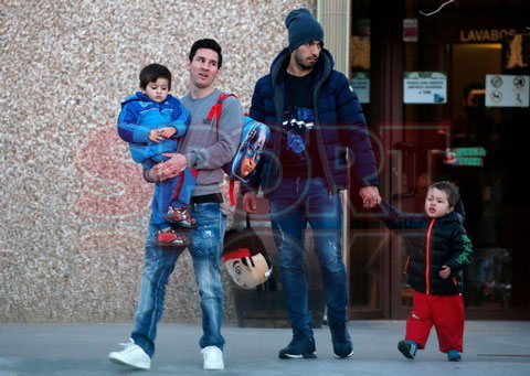 Hai ông bố trẻ Messi và Suarez rủ nhau đi đón