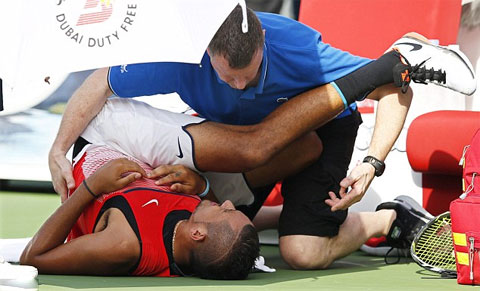 Dính chấn lưng bất ngờ khiến Kyrgios phải bỏ cuộc