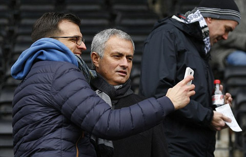 Mourinho vui vẻ chụp ảnh với fan hâm mộ tại sân Craven Cottage