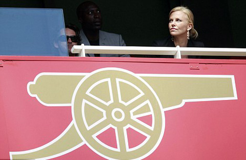 Charlize Theron cổ vũ Arsenal trong trận đấu với M.U vào năm 2011