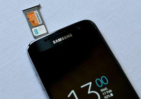 Galaxy S7 tích hợp đựng thẻ nhớ microSD cùng với khay SIM card