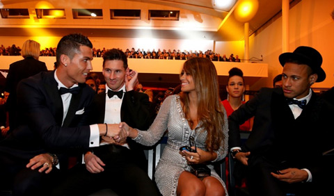 Ronaldo lịch thiệp bắt tay bạn gái của Messi