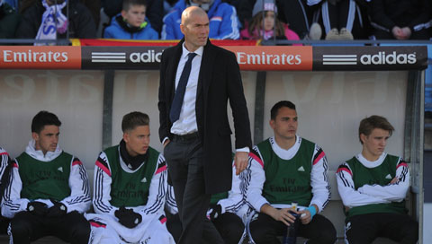 Odegaard (bìa phải) từng chịu cảnh ngồi ghế dự bị ở đội trẻ Real