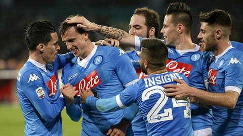 Hạ Chievo 3-1, Napoli lên đỉnh Serie A