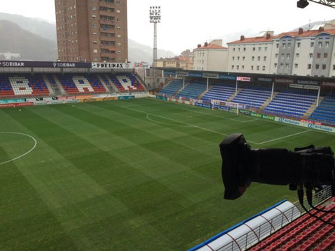 Hình ảnh từ sân Ipurua, nơi diễn ra trận đấu giữa Eibar và Barca