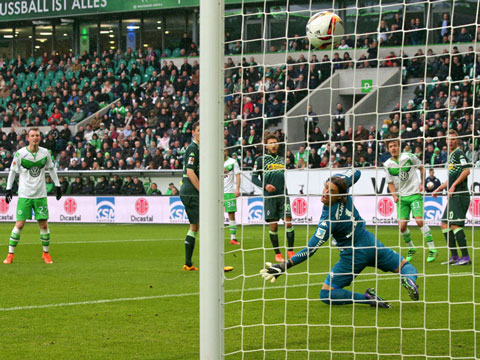 Max Kruse ghi bàn nhân đôi cách biệt cho Wolfsburg