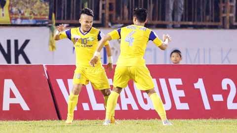 Phi Sơn (trái) cũng là một tài năng của bóng đá Hà Tĩnh nhưng đang khoác áo SLNA