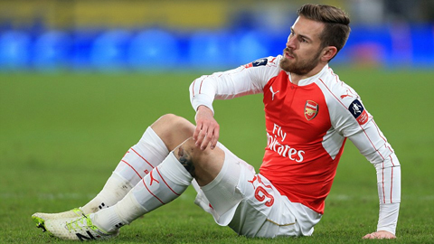 Bão chấn thương, Arsenal mất Ramsey và toàn bộ trung vệ