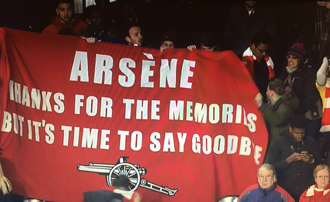 Tấm biểu ngữ đòi Wenger từ chức do CĐV Arsenal đem đến sân