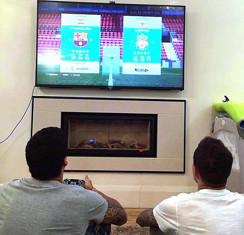 Suarez và Coutinho chơi bóng đá điện tử