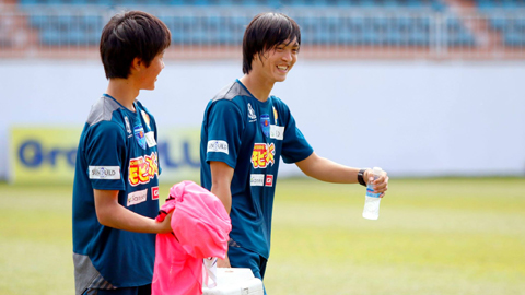 Tuấn Anh (phải) chưa có cơ hội ra sân trong màu áo Yokohama FC 