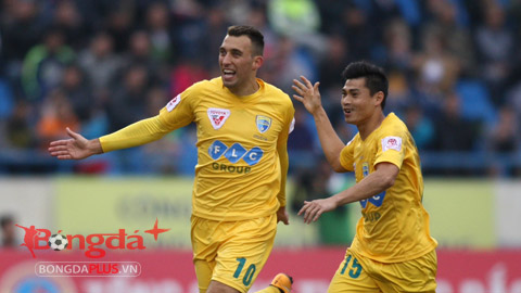 Ivan Firer ghi 2 bàn trong chiến thắng 4-2 của đội nhà - Ảnh: Minh Tuấn