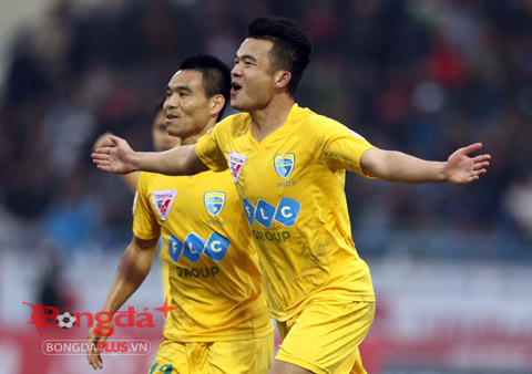 Hoàng Thịnh hạnh phúc với bàn thắng đầu tiên - Ảnh: Minh Tuấn