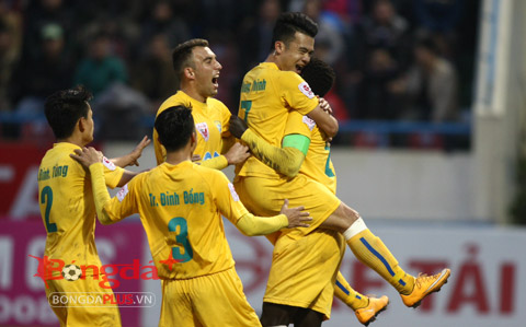 Các cầu thủ FLC Thanh Hóa ăn mừng chiến thắng nghẹt thở trước T.QN - Ảnh: Minh Tuấn