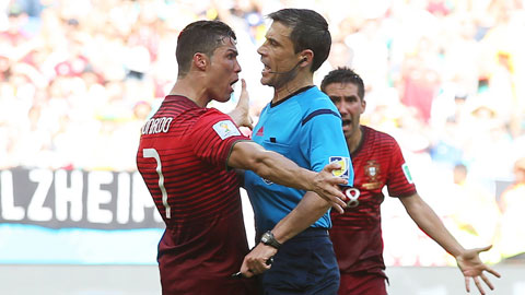 Trọng tài Mazic tranh cãi với Ronaldo ở trận Bồ Đào Nha gặp Đức tại World Cup 2014