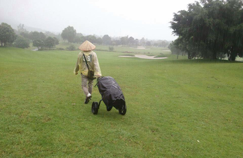 Dù mưa hay nắng caddy vẫn phải làm tốt công việc của mình