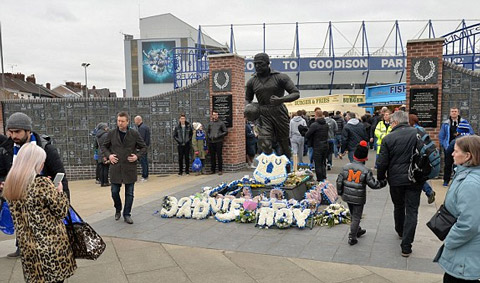 Người hâm mộ Everton đến chụp ảnh tại tượng của Dixie Dean