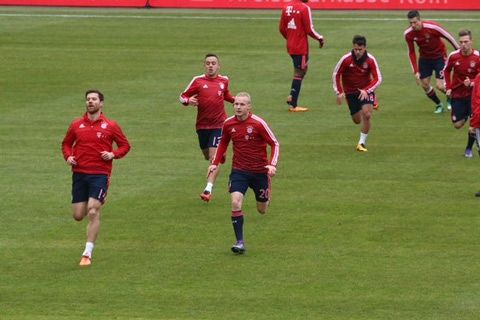 Các cầu thủ Bayern khởi động trước trận đấu