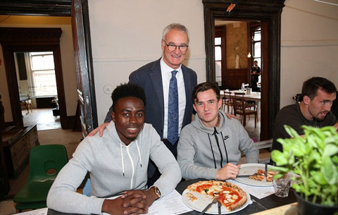 HLV Ranieri thưởng cho học trò một bữa pizza tưng bừng