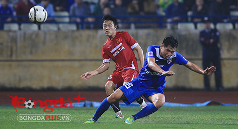Xuân Trường (áo đỏ) cũng đã chơi rất hay khi là người chơi thấp nhất hàng tiền vệ ĐT Việt Nam - Ảnh: Minh Tuấn