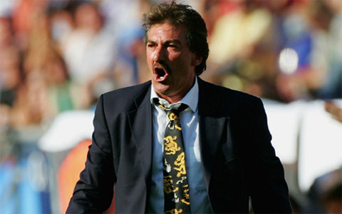 La Volpe đeo cà vạt hình rồng ở World Cup 2006