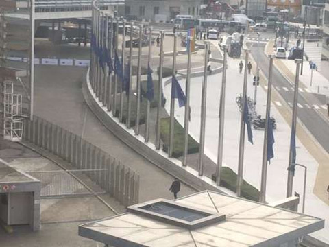 Liên minh châu Âu (EU) đã cho hạ cờ rủ để tưởng niệm nạn nhân của những vụ khủng bố tại Bỉ.