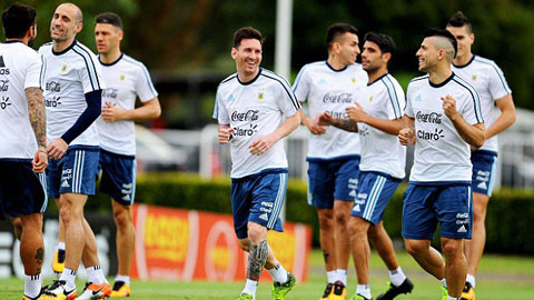 Các cầu thủ Argentina khá thoải mái trong buổi tập chuẩn bị cho trận gặp Chile