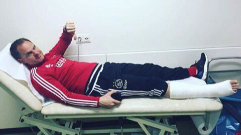 HLV Ajax chấn thương vì… chơi bóng chuyền bằng chân