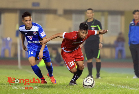 Văn Thanh (áo đỏ) có cơ hội lớn để ra mắt trong màu áo ĐTQG ở vị trí hậu vệ trái - Ảnh: Minh Tuấn