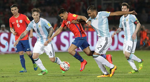 Alexis Sanchez và đồng đội nhận thất bại ngay trên sân nhà trước Argentina