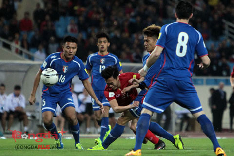 Những phút đầu tiên của trận đấu, tuyển Đài Loan(TQ) liên tục đeo bám và gây ra sự khó khăn cho các cầu thủ Việt Nam