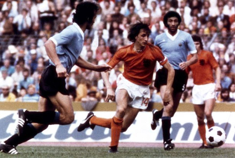 Cruyff là cầu thủ đầu tiên bị đuổi khỏi sân của ĐT Hà Lan