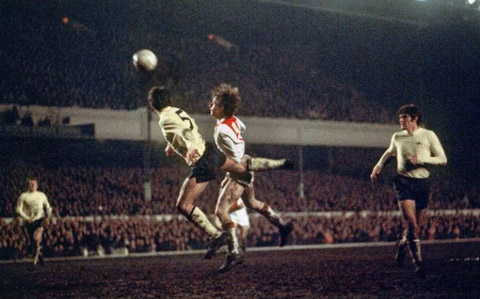 Cruyff nhảy lên tranh chấp bóng với Frank McLintock tại bán kết Inter-Cities Fairs Cup giữa Ajax và Arsenal năm 1970. Pháo thủ đã giành chiến thắng với tổng tỉ số 3-1 sau khi thua 0-1 ở lượt đi trên sân khách