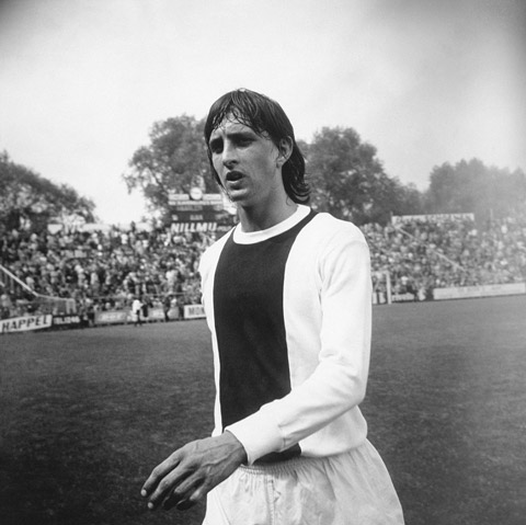 Cruyff trong màu áo Ajax vào tháng 6/1971. Vào ngày 2/6/1971, Ajax đã giành cúp châu Âu sau khi đánh bại Panathinaikos 2-0 tại London. Vào cuối mùa giải năm đó, thánh Johan không chỉ trở thành cầu thủ người Hà Lan xuất sắc nhất năm mà còn là cầu thủ châu Âu xuất sắc nhất năm