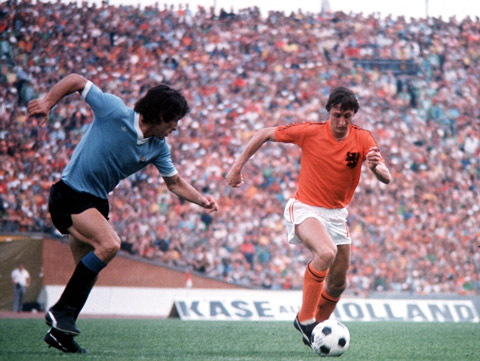Cruyff (phải) trong một tình huống tấn công của ĐT Hà Lan tại World Cup 1974. 