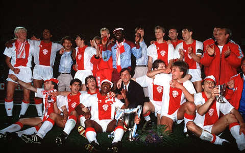 Các cầu thủ Ajax và HLV trưởng Johan Cruyff ăn mừng chức vô địch UEFA Cup ngày 13/5/1987