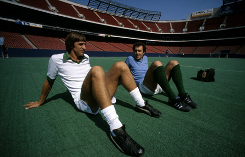 Cruyff (trái) ngồi nghỉ ngơi bên cạnh Franz Beckenbauer trong buổi tập luyện cho trận đấu Soccer Bowl với Tampa Bay Rowdies. Cruyff chỉ thi đấu trận mang tính biểu diễn cho Cosmos khi đội bóng này giành chiến thắng 3-1 năm 1978 trước khi gia nhập Los Angeles Aztecs ở độ tuổi 32 năm 1979