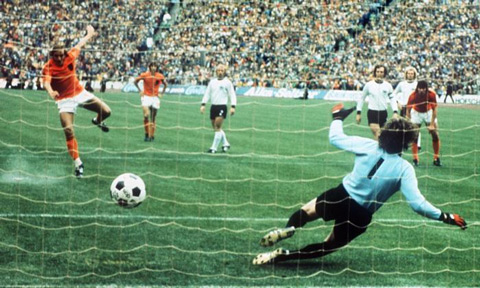 Hà Lan ghi bàn khi Tây Đức chưa hề chạm bóng ở chung kết World Cup 1974