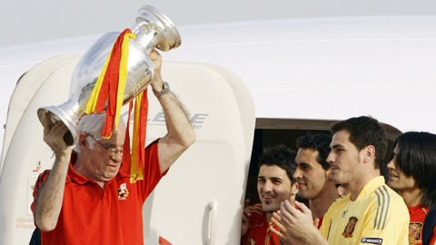Luis Aragones giúp ĐT Tây Ban Nha giành chức vô địch EURO 2008 sau 44 năm chờ đợi