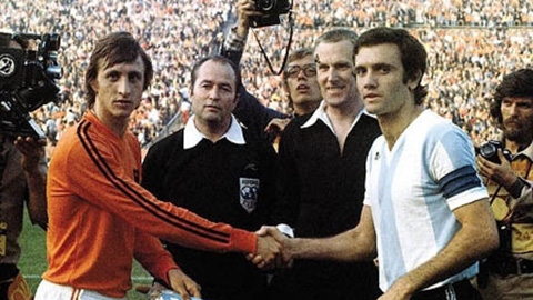 Cruyff từng thửa riêng áo đấu, bị bắt cóc & đá hạng 2 Tây Ban Nha
