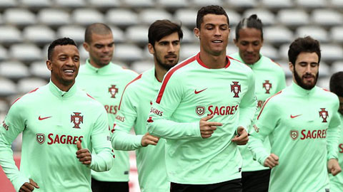 Các cầu thủ Bồ Đào Nha thoải mái trên sân tập