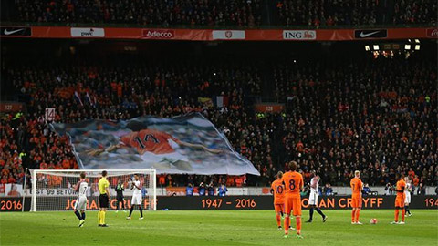 Sân Amsterdam Arena thổn thức tưởng nhớ Cruyff giữa trận Hà Lan-Pháp