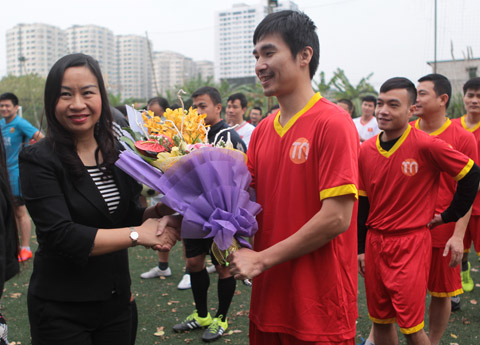 Bà Thạc Thị Thanh Thảo tặng hoa cho cầu thủ 
